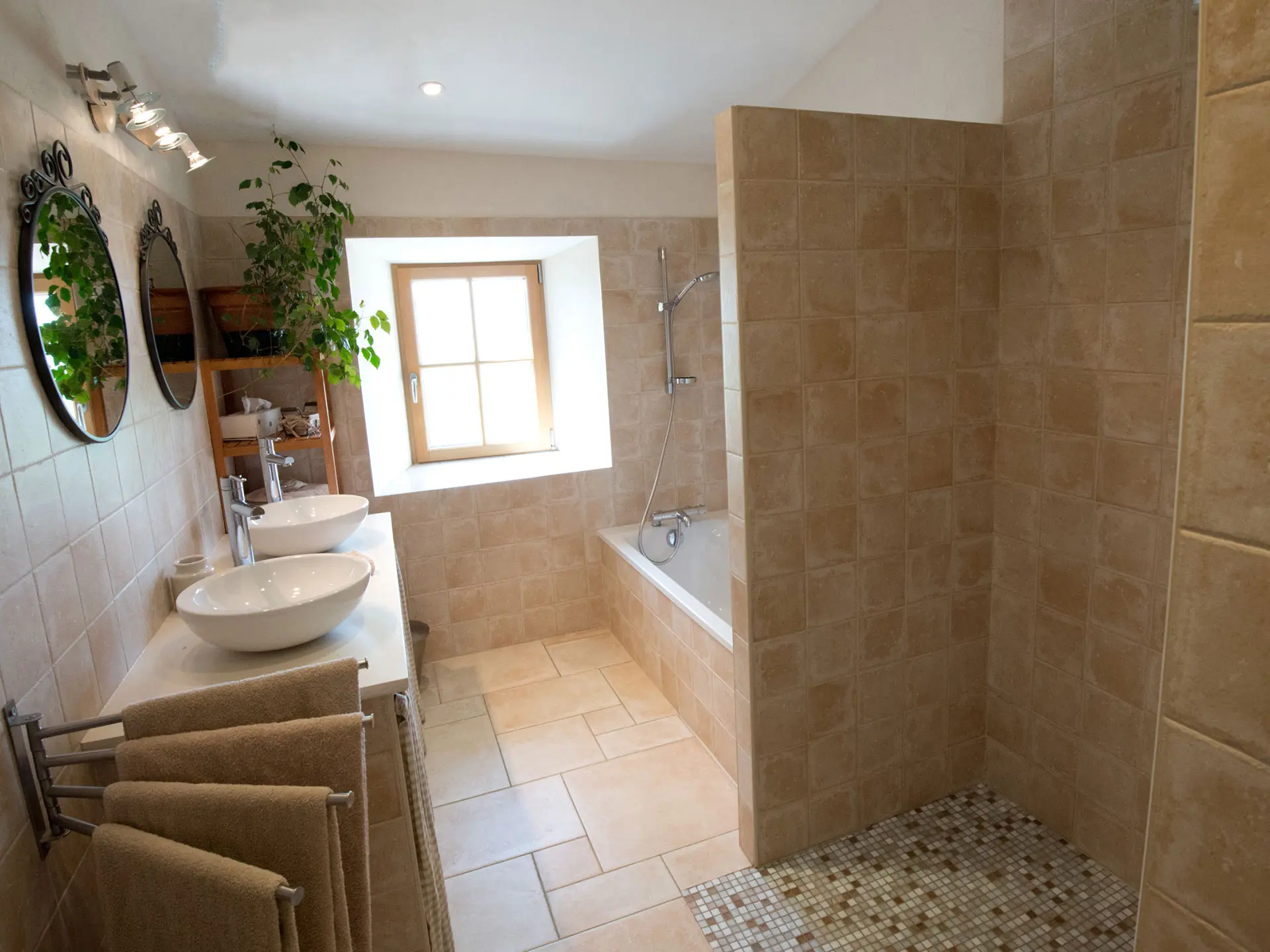 Salle de bains du gîte Alexandrin avec baignoire