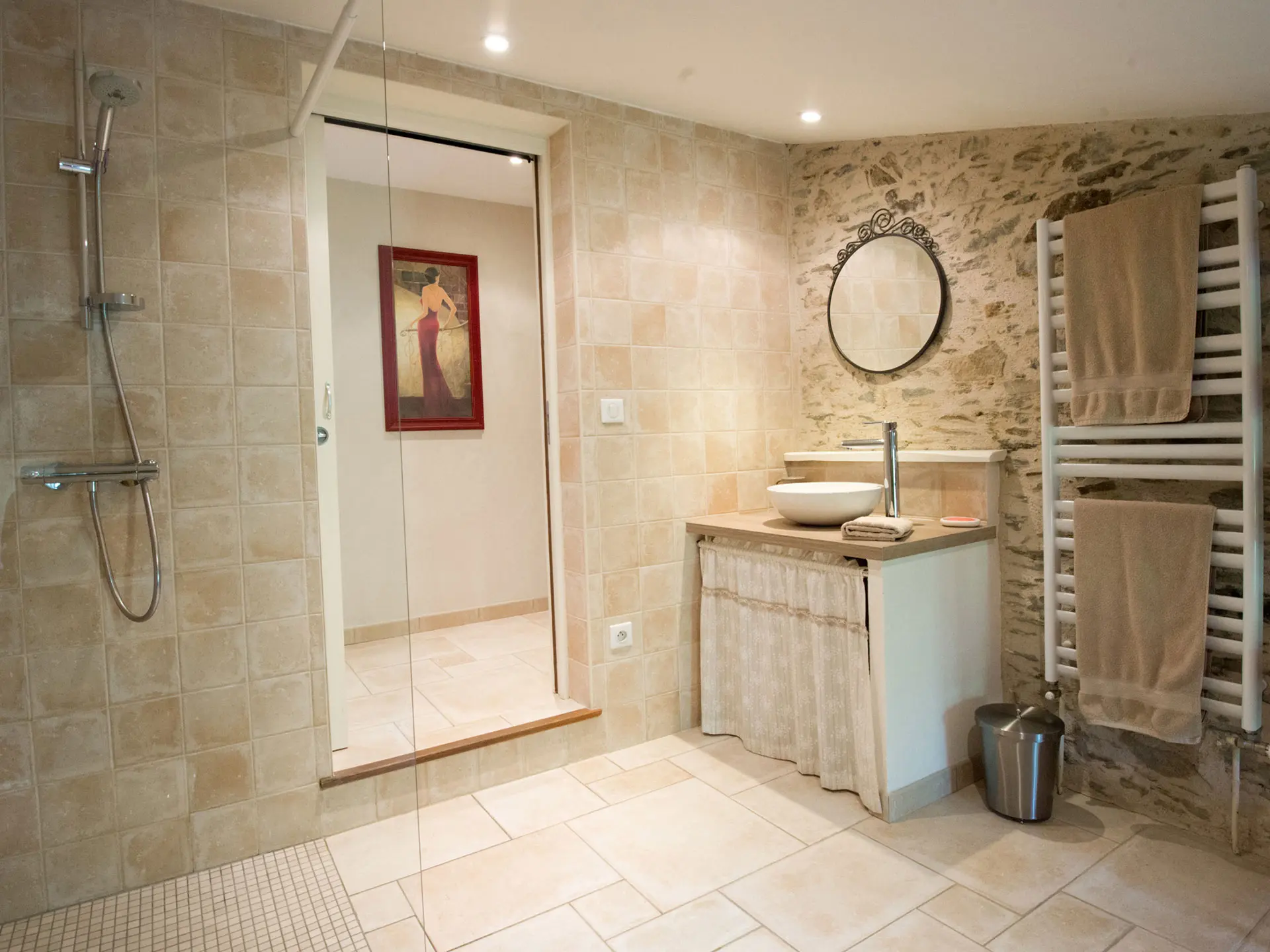 Salle d’eau avec douche à l’italienne du gîte Alexandrin