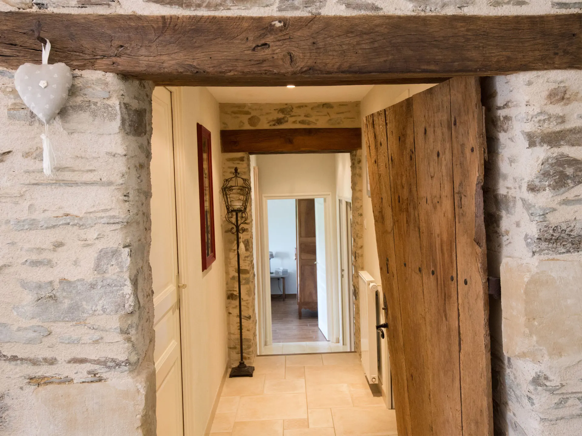 Couloir de l’étage desservant les chambres du gîte Alexandrin