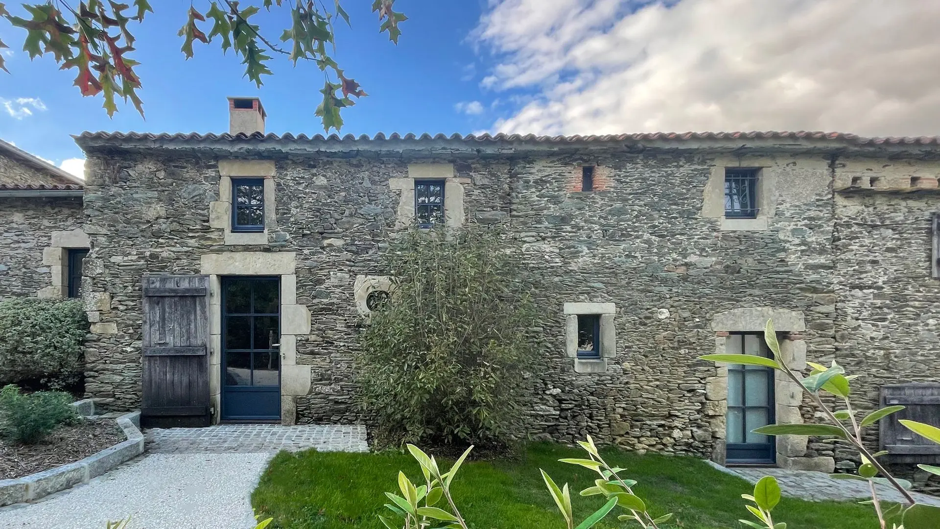 Façade est du gîte Alexandrin, côté cour, en pierre