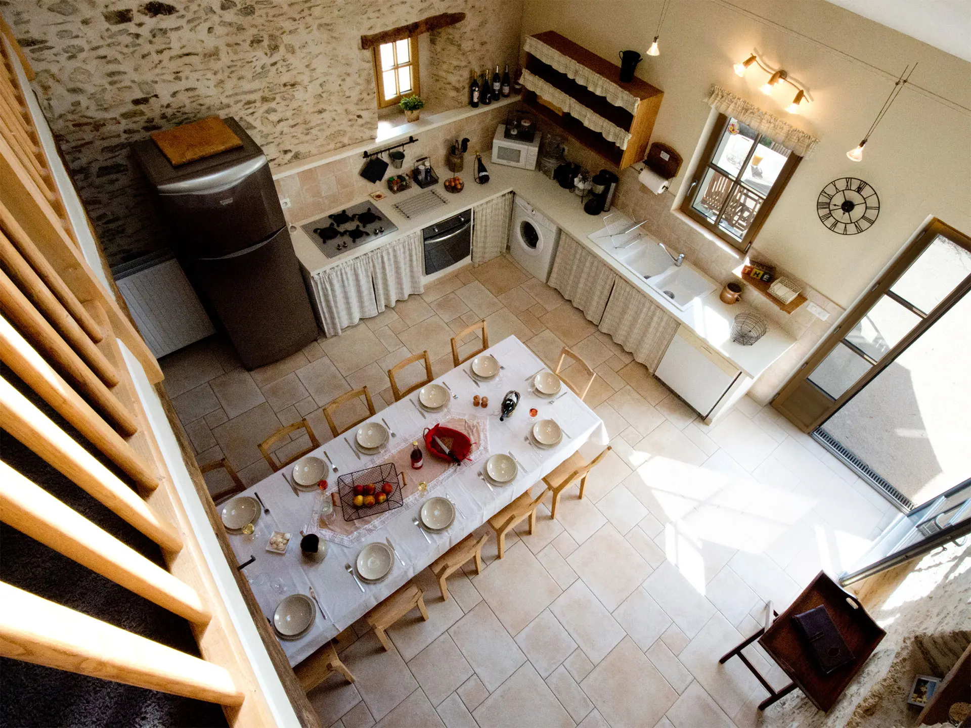 Vue de la mezzanine sur la pièce de vie du gîte Alexandrin