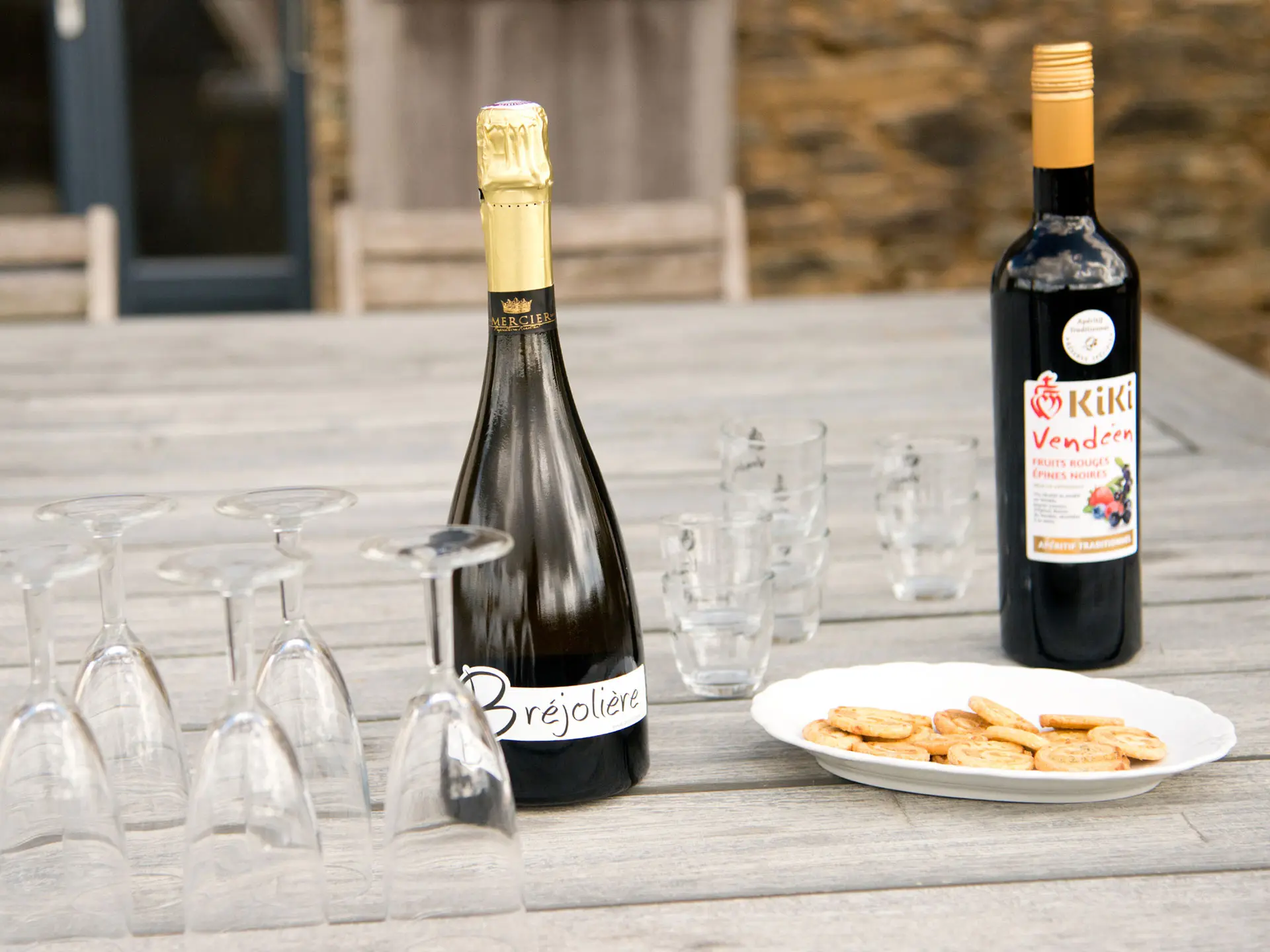 Table d’apéritif en terrasse du gîte Alexandrin