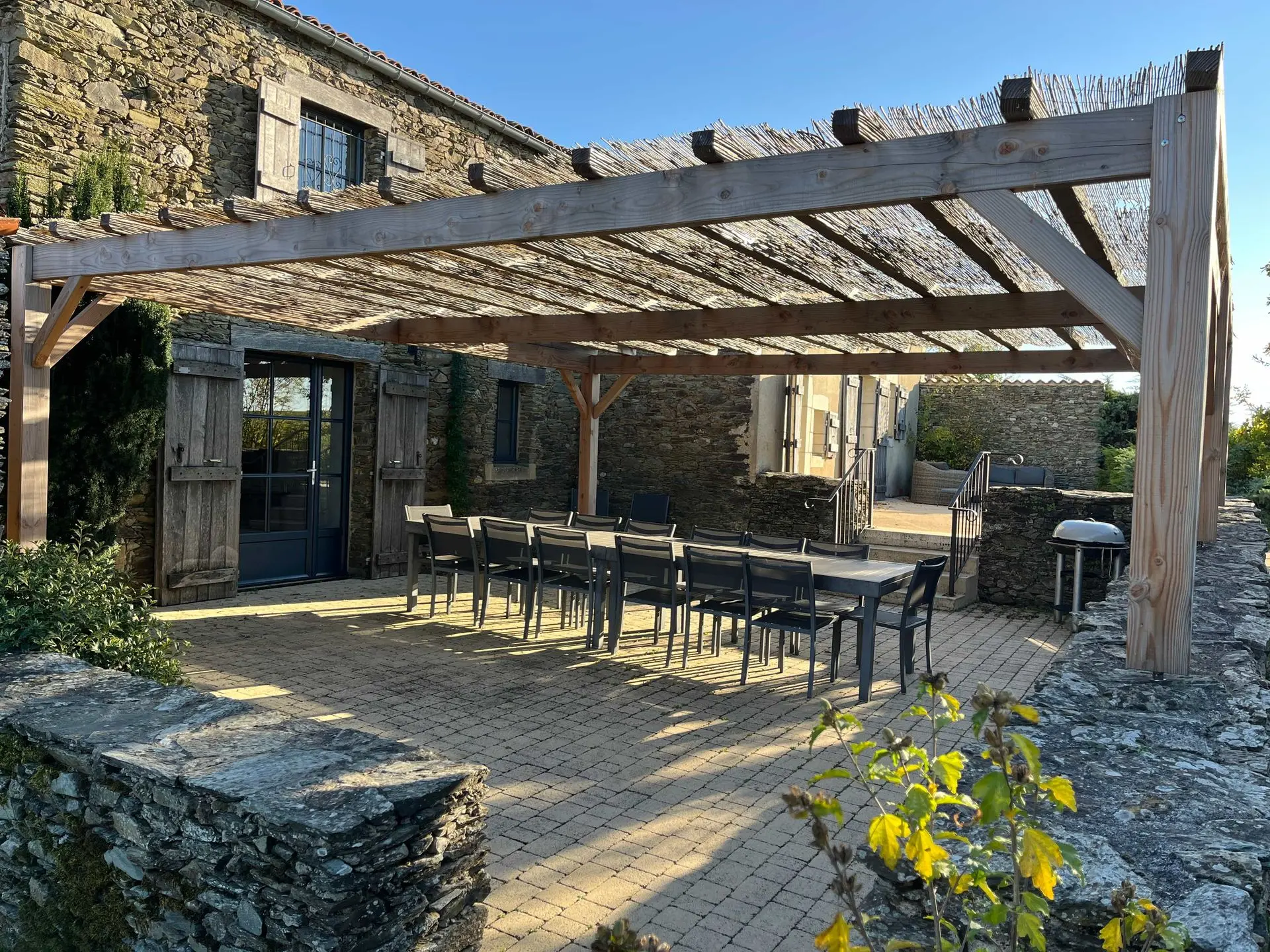 Terrasse du gîte Alexandrin avec pergola en bois